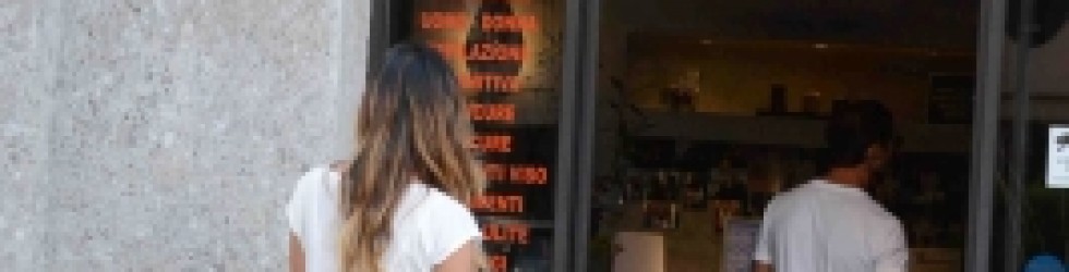 Ecco la coppia del momento! Belen Rodriguez e Stefano De Martino insieme al piccolo Santiago mentre vengono paparazzati all’ingresso del nostro Solarium Sun Company!!